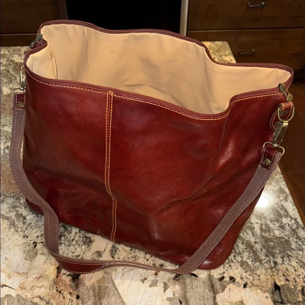 Made in Italy - Italian Leather Travel Shoulder Bag - Picture 5 of 7